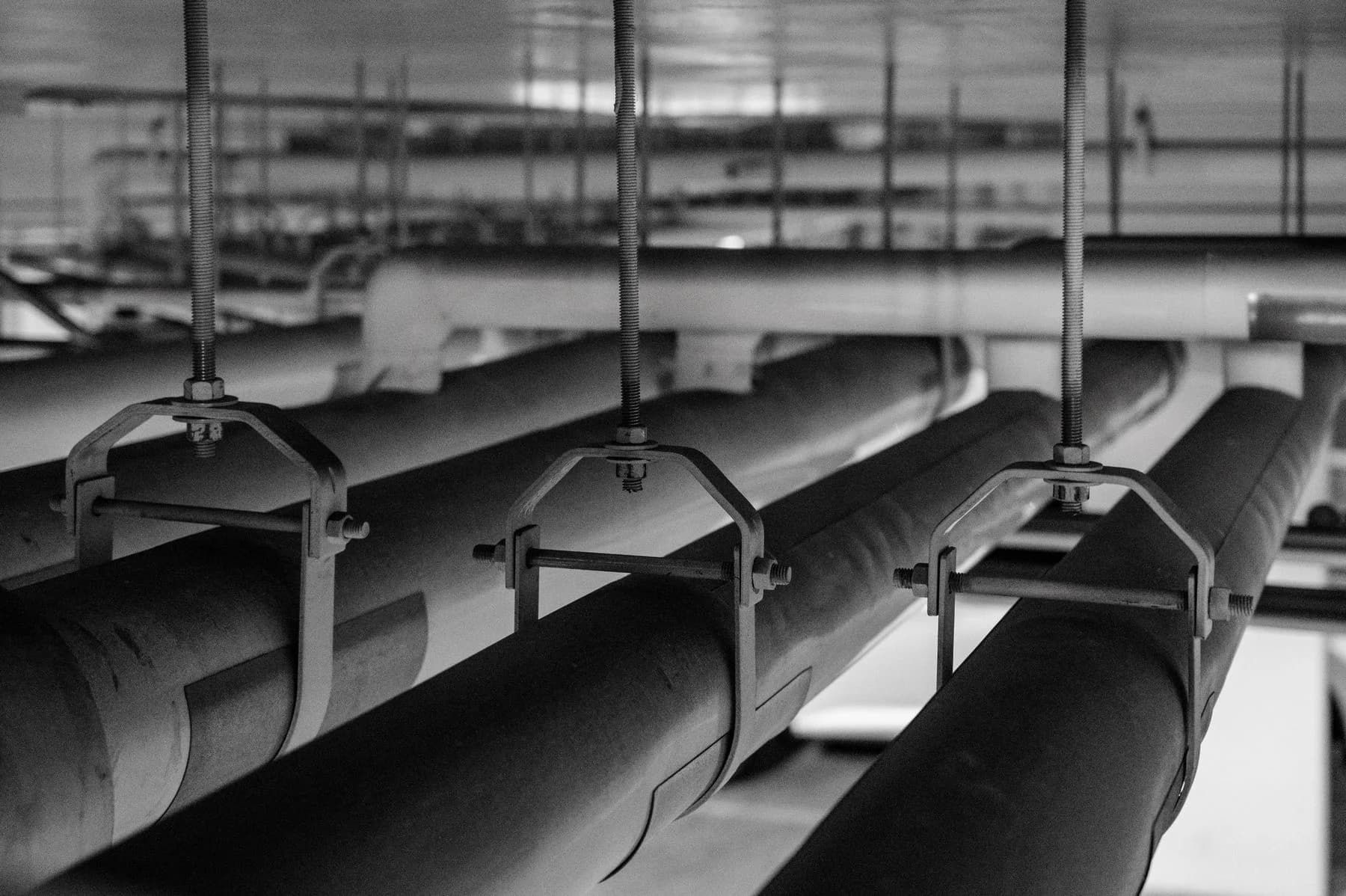 Suspended building pipework coordinated with overhead supports
