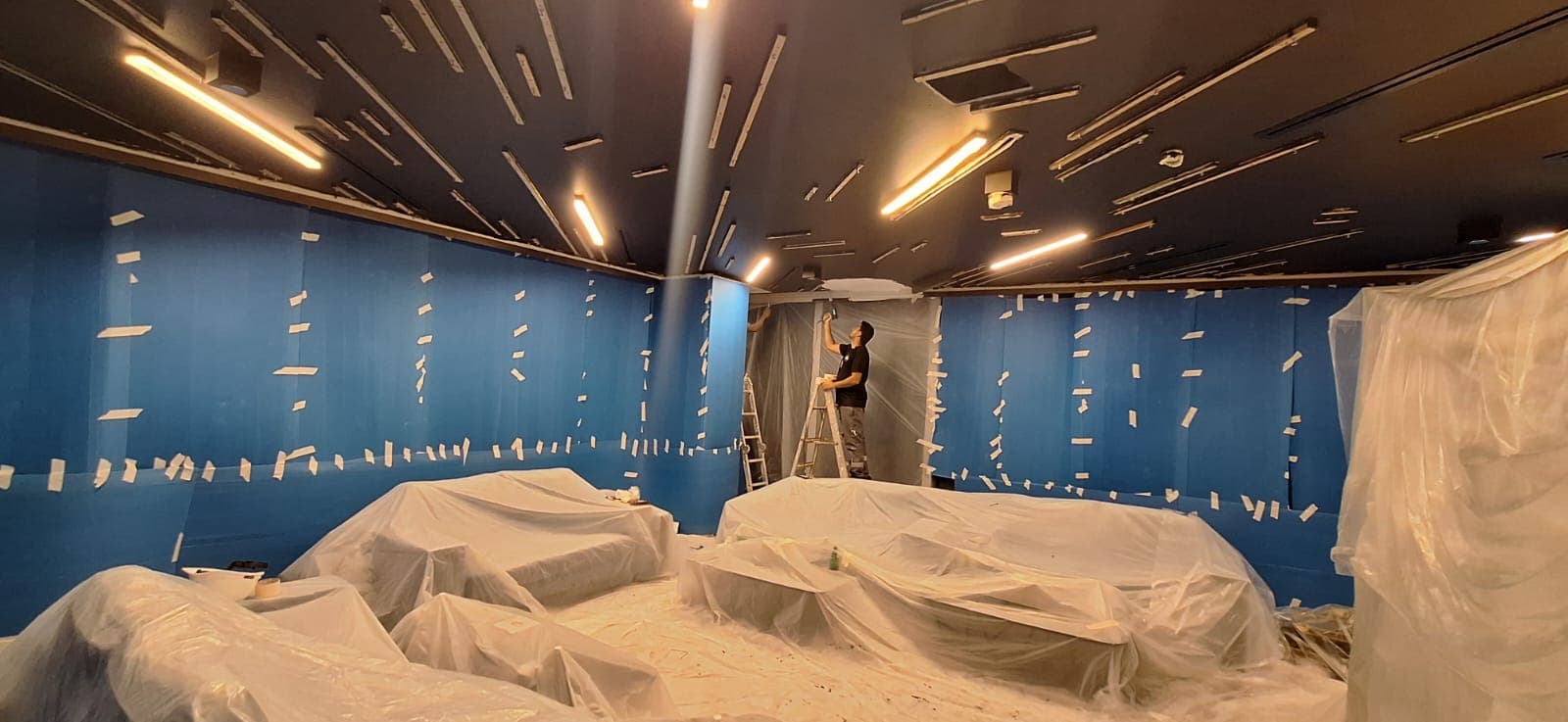 أعمال دهان داخلية مع حماية الأثاث