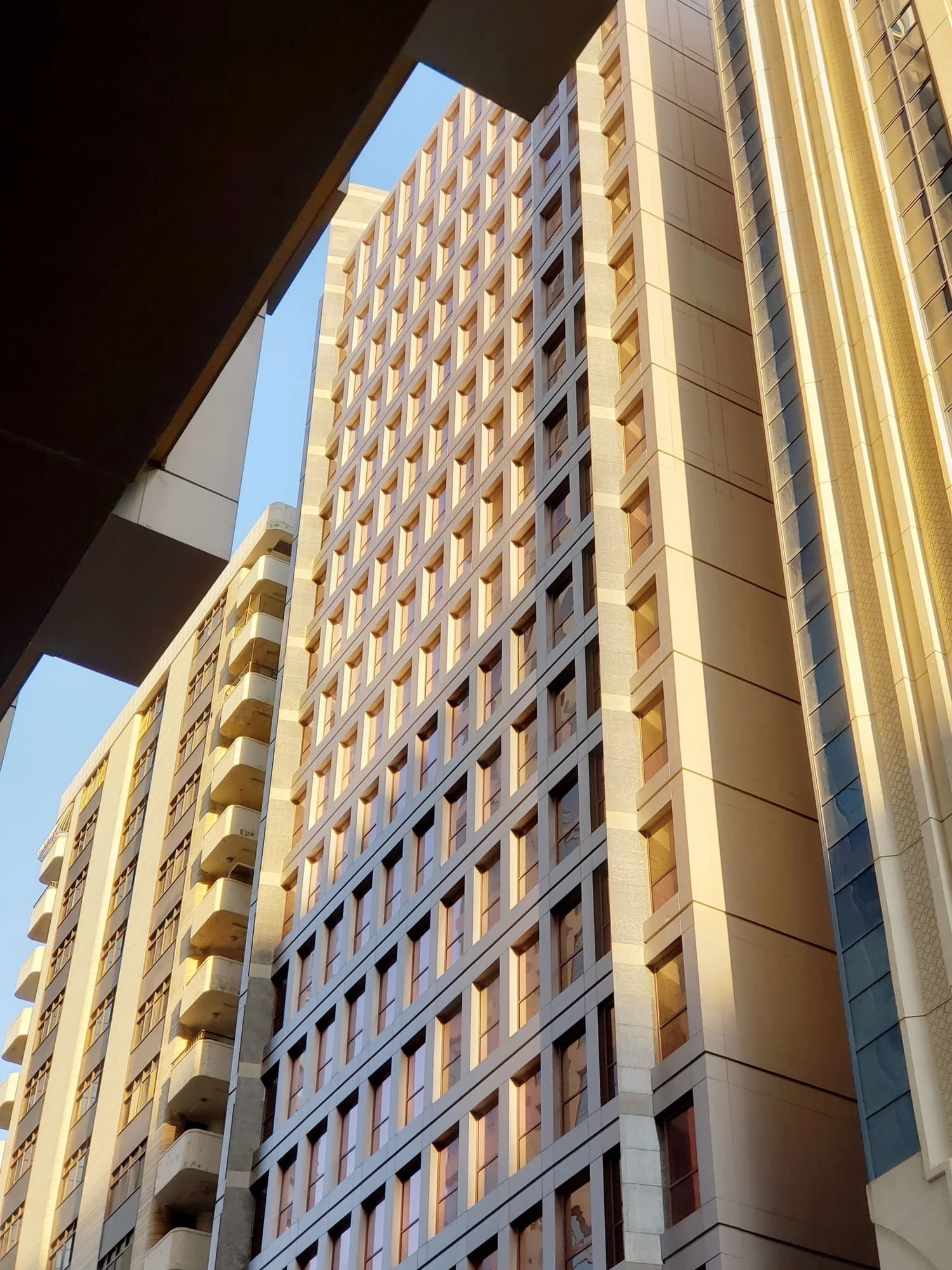 واجهة مبنى سكني بشرفات وواجهات زجاجية في أبوظبي